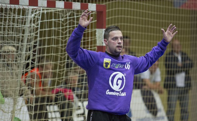 Brankář Zubří Petr Orság v akci. Brankář Zubří Petr Orság v akci.